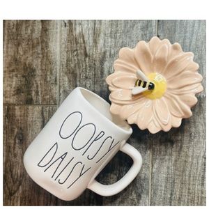 NEW Rae Dunn “OOPSY DAISY" With Daisy Flower Topper Mug 🐝